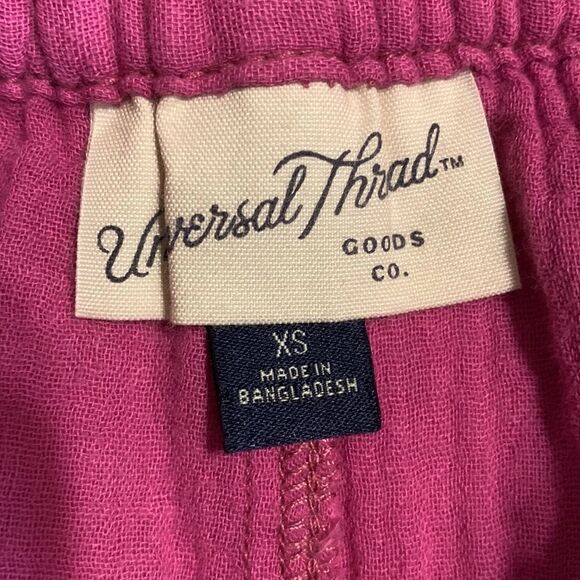 Universal thread size extra small pocketed pink shorts. Crêpe like material - Picture 4 of 5